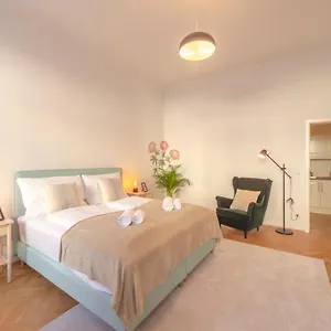 https://beautifal-1-bedroom-apartment-near-schonbrunn-palace.vienna-besthotels.com